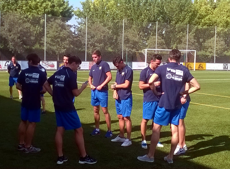 Els jugadors del Palamós CF durant l'escalfament al camp del Vilafranca. (Foto: Ramon Ribas).