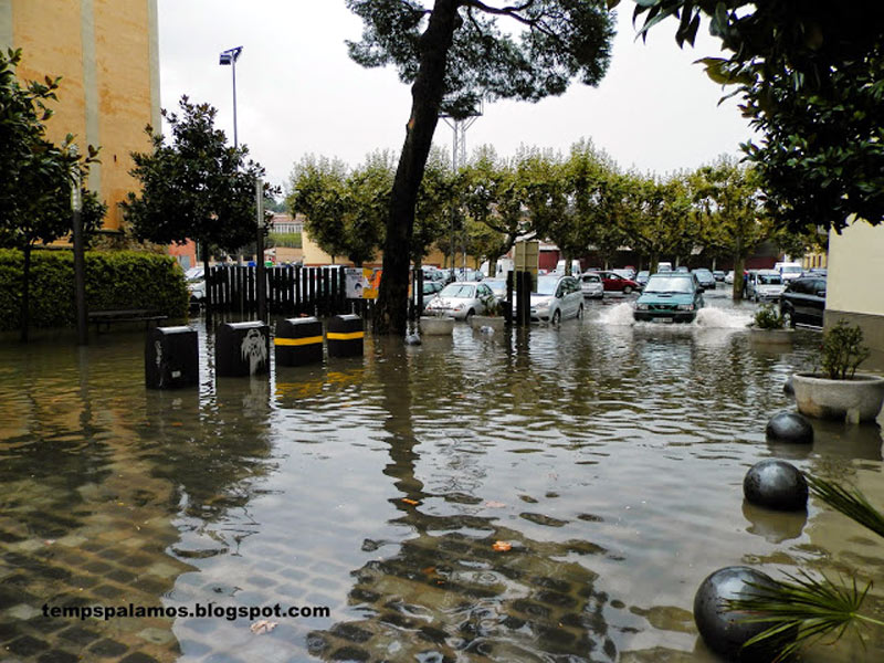 Inundació a l'aparcament del Cervantes després de l'aiguat del passat 22 d'agost. (Foto: tempspalamos.blogspot.com)