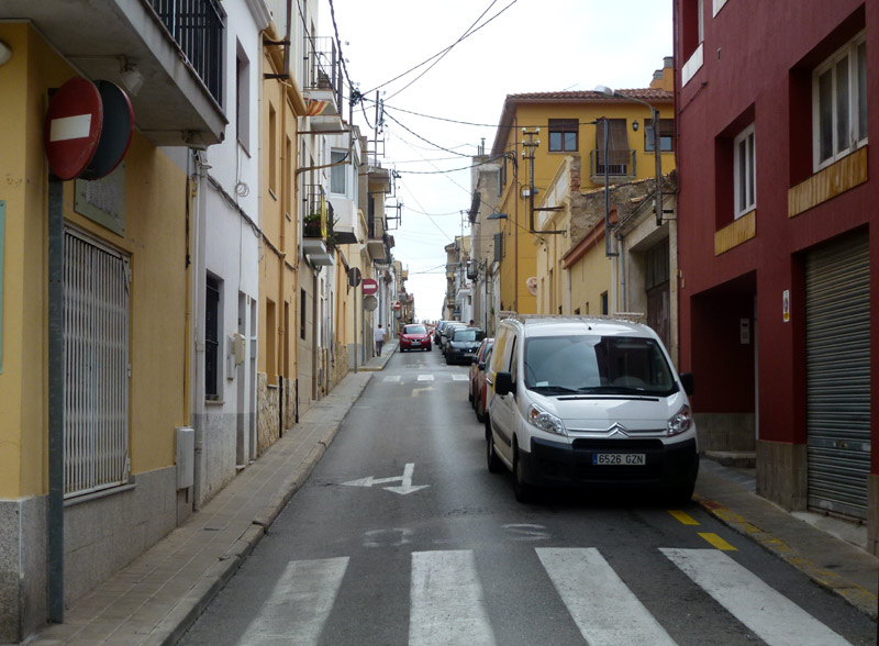 El carrer de Josep Fàbrega i Pou, un dels que renovarà l'enllumenat públic. (Foto: Ràdio Palamós).