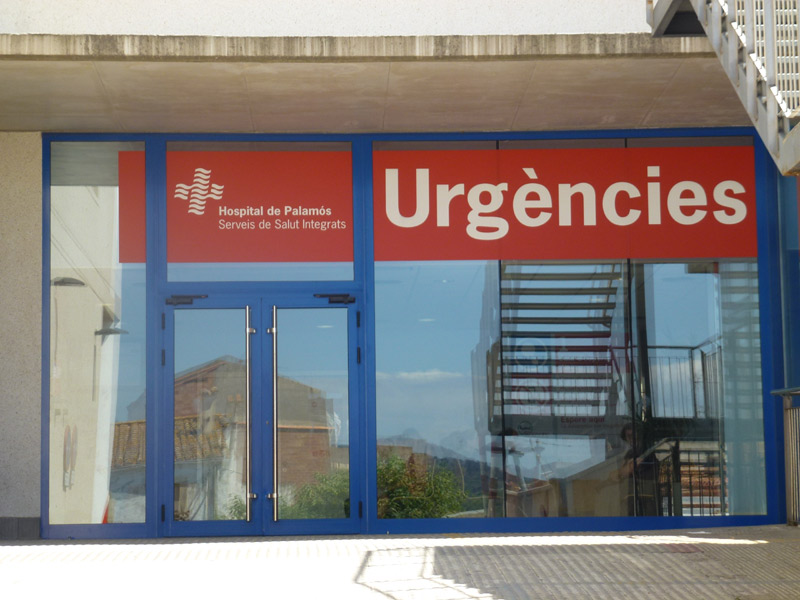 La dona ferida en l'atropellament la van traslladar a l'hospital. (Foto: Ràdio Palamós).