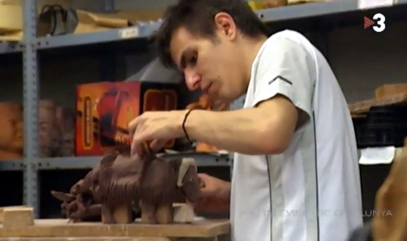 Marc Roca treballant a l'escola taller. (Foto: imatge TV3 Comarques).
