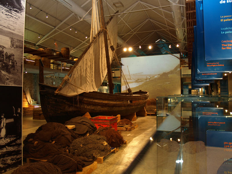 El Museu de la Pesca fa una visita guiada a la seva exposició permanent. (Foto: Ràdio Palamós).