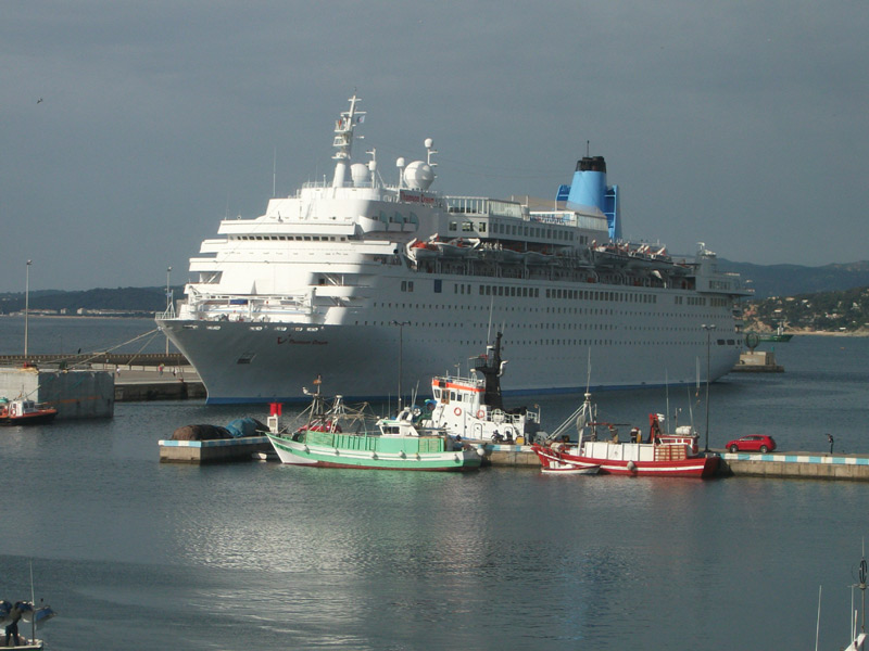 El Thomson Dream al port de Palamós, en una imatge d'arxiu. (Foto: Ràdio Palamós).