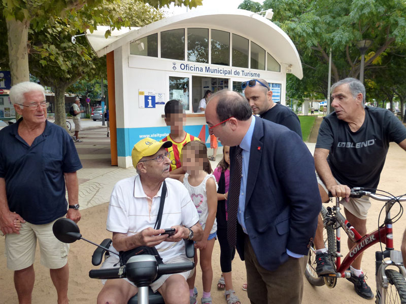 Miquel Iceta, aquest matí al passeig del Mar de Palamós. (Foto: Ràdio Palamós).