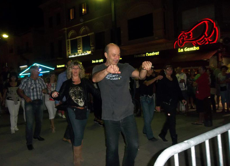 Avui, Country Line Dance a la plaça de Sant Pere. (Foto: arxiu Ràdio Palamós).