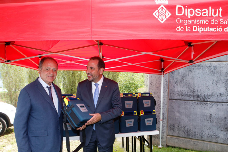 El president de la Diputació i el conseller d'Interior, lliurant els desfibril·ladors. (Foto: Diputació de Girona).