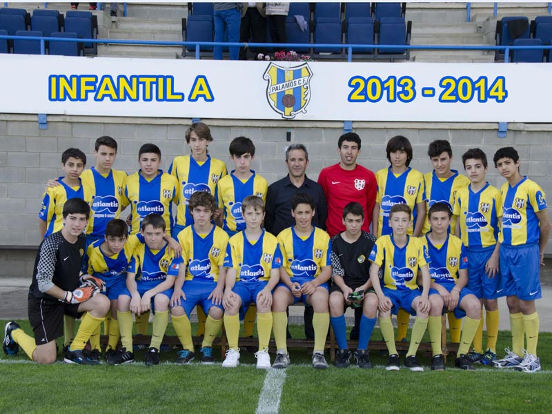 L'Infantil A del Palamós CF, durant la presentació del futbol base. (Foto: A. Grassot)