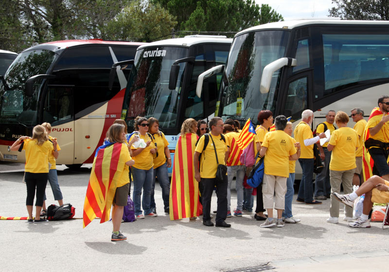 Autocars a punt de sortir des de Palamós cap a la Via Catalana de 2013. (Foto: Ràdio Palamós).