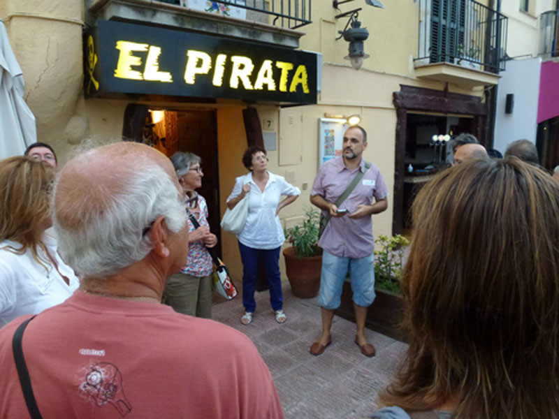 Gabriel Martín en la ruta guiada del passat dissabte. (Foto: Ràdio Palamós).