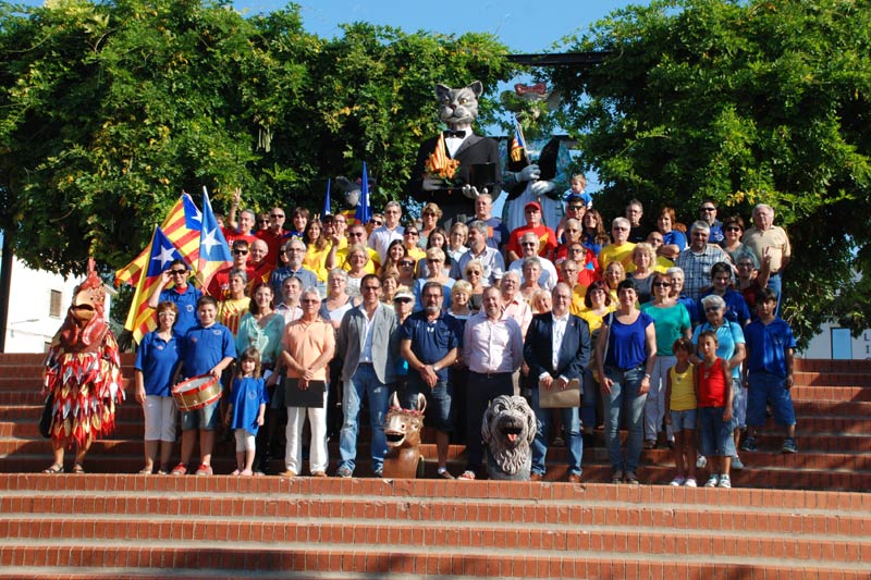 Els participants en l'acte d'ahir a la plaça de la Concòrdia. (Foto: Ajuntament de Calonge).