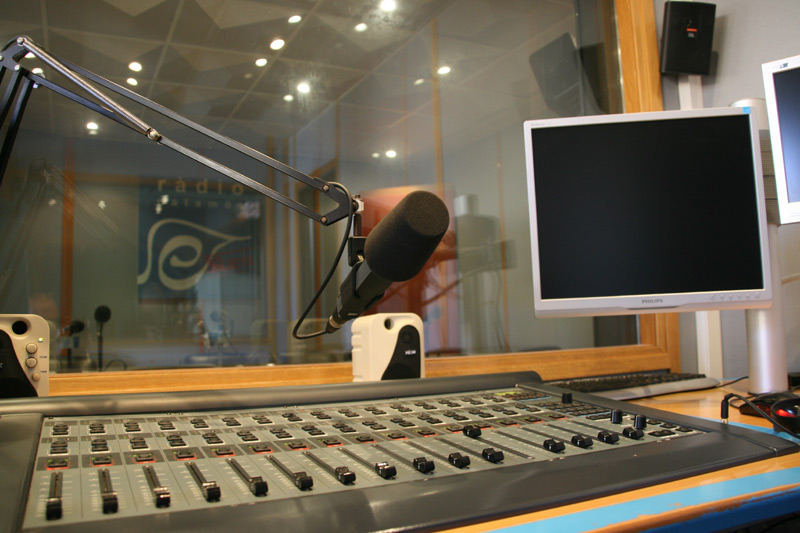 Ràdio Palamós prepara el seu canvi de programació. (Foto: Ràdio Palamós).