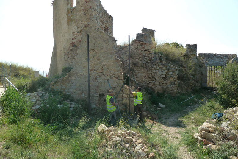 Dos operaris treballant al castell de Sant Esteve. (Foto: Ajuntament de Palamós).
