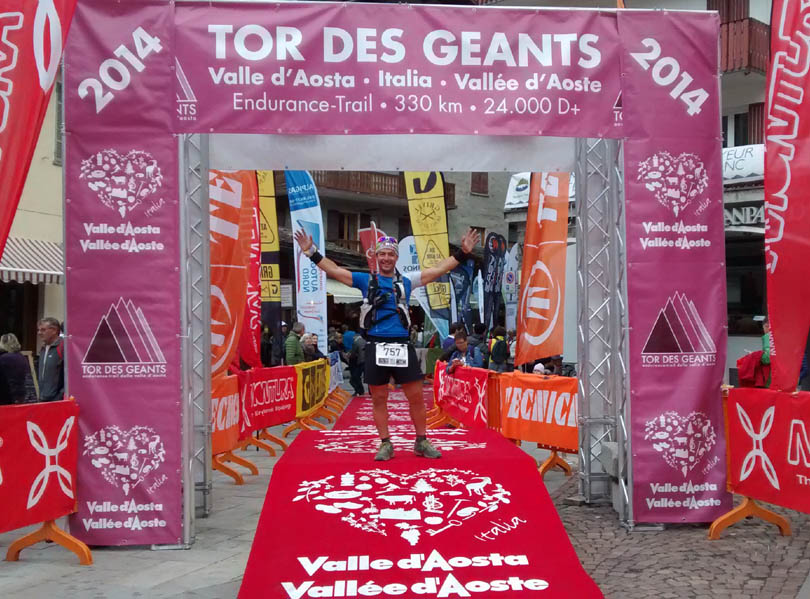 Oriol Borràs a la meta de la Tor des Geants.