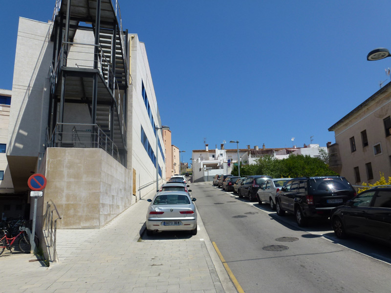 El carrer de Lleida, un dels que tindrà zona verda d'aparcament a partir del mes que ve. (Foto: Ràdio Palamós).