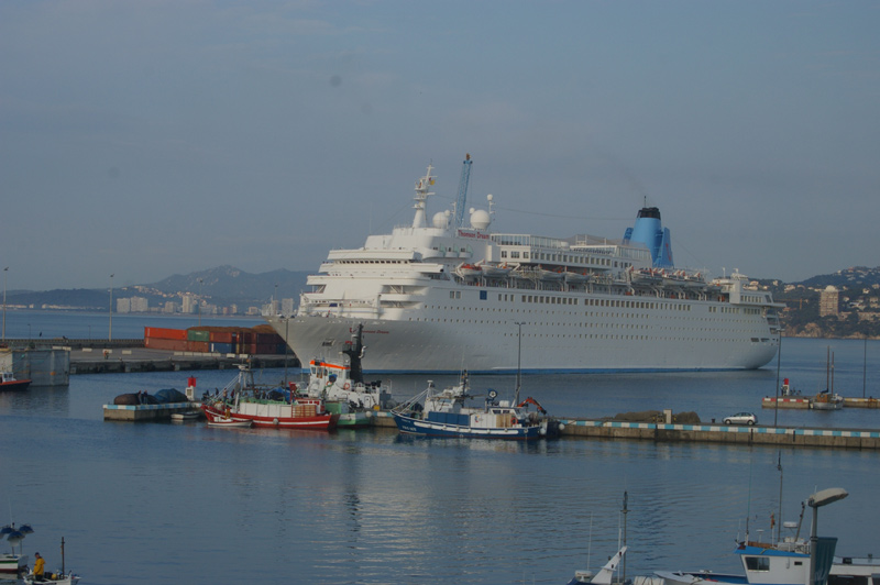 El Thomson Dream al port de Palamós, en una imatge d'arxiu. (Foto: Ràdio Palamós).