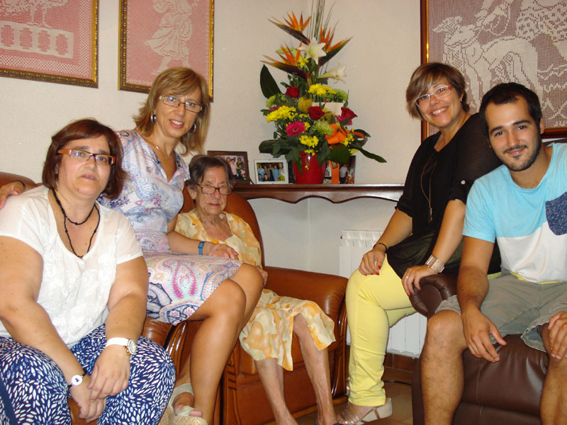 Homenatge a la senyora Basart, ahir al seu domicili. (Foto: Ajuntament de Palamós).