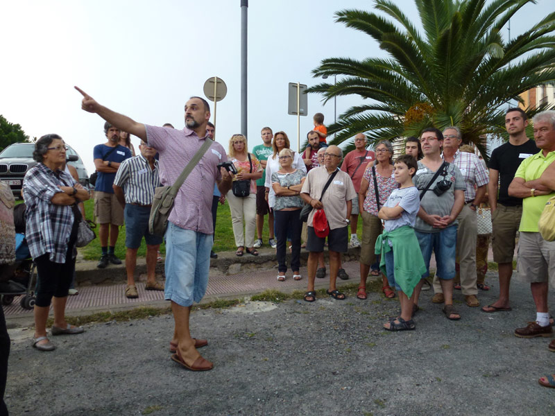 Gabi Martín, en plena ruta guiada del Palamós de 1714. (Foto: Ràdio Palamós).