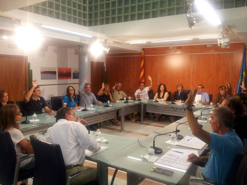 Els regidors aplaudeixen després d'aprovar la moció, aquest migdia. (Foto: Ràdio Palamós).