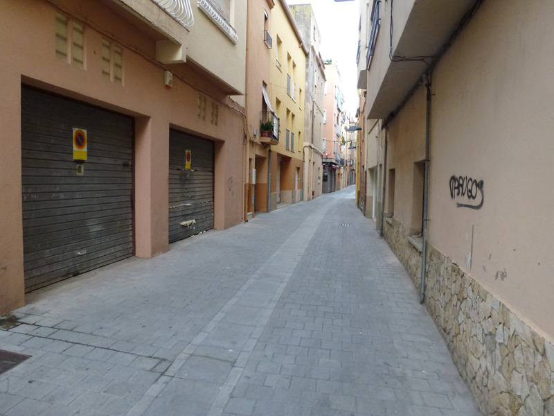 El carrer d'Adrià Àlvarez, on va tenir lloc el robatori.