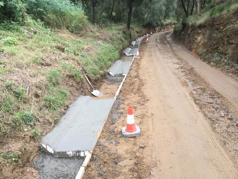 El tram que s'està arranjant al camí de cala Estreta, a prop del Mas Canyet. (Foto: Ajuntament de Palamós).
