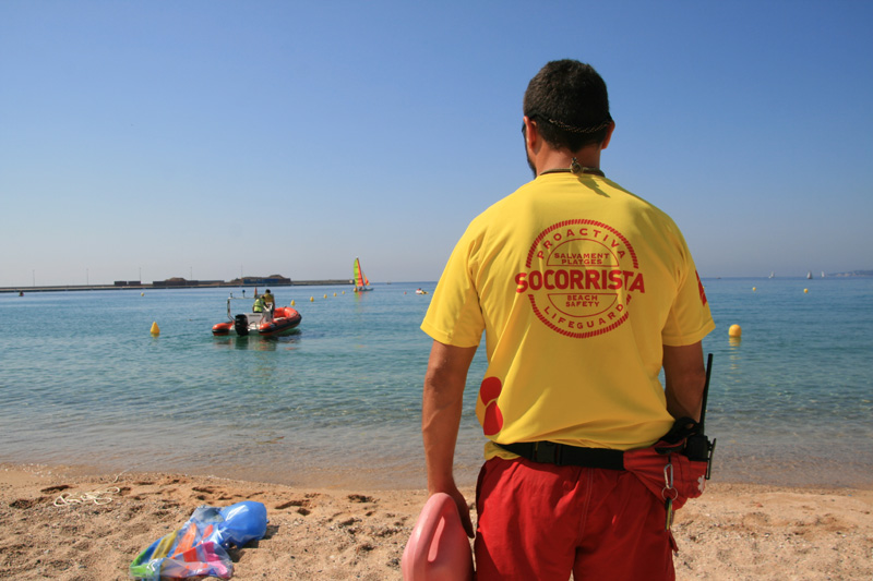 Un socorrista a la platja Gran de Palamós, aquest estiu. (Foto: Ràdio Palamós).
