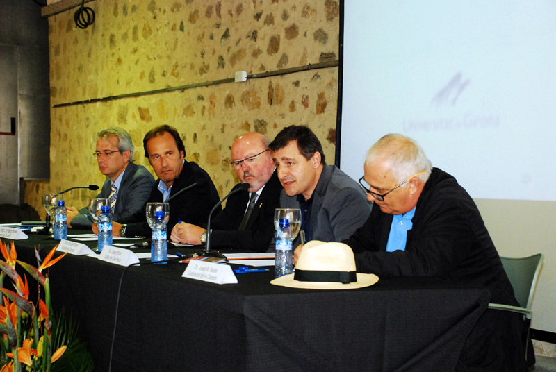 Josep Roca, segon per la dreta, pronunciant la conferència inaugural de la càtedra. (Foto: Ajuntament de Calonge).