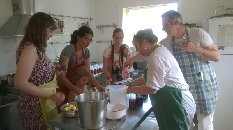 Els periodistes francesos preparant melmelada. (Foto: Consell Comarcal Baix Empordà).