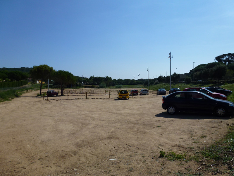 L'aparcament del vial del Port, aquest migdia. (Foto: Ràdio Palamós).