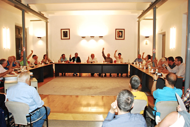 Votació de la moció en favor de la consulta del 9N, ahir al Ple de Calonge. (Foto: Ajuntament de Calonge).