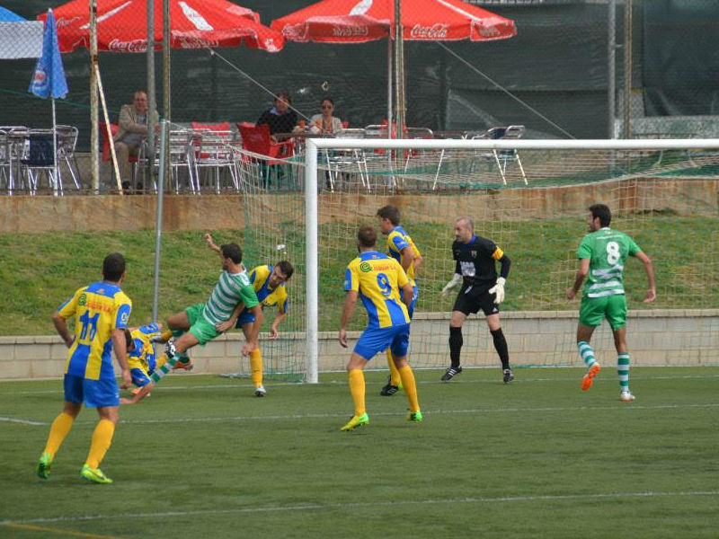 Una acció del partit d'avui. (Foto: Facebook Cerdanyola F.C.)