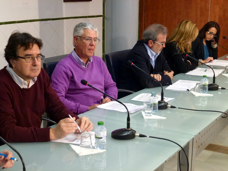 Josep Radresa, primer per l'esquerra, i Joan Roches, tercer, en un Ple de l'Ajuntament de Palamós. (Foto: Ràdio Palamós).