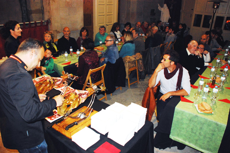 Tast de pernil a benefici de la investigació de l'Atàxia de Friedreich. (Foto: Ajuntament de Calonge).