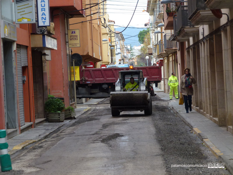 Feines d'asfaltatge al carrer de la Indústria, aquesta setmana.