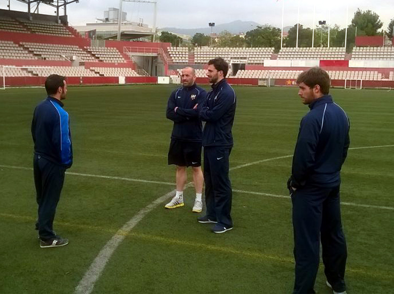 Jugadors del Palamós al camp del Terrassa abans del partit d'ahir.