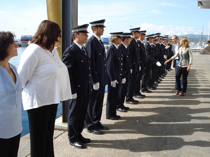 L'alcaldessa i el regidor de Seguretat Ciutadana saludant els membres de la Policia Local. (Foto: Ajuntament de Palamós).