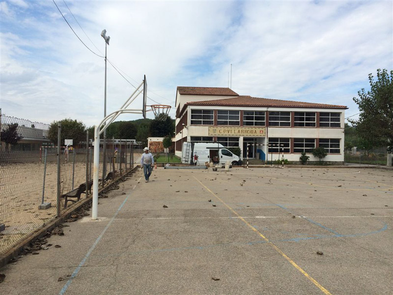 Primers treballs de reforma a l'antiga escola Vila-romà (Foto: Ràdio Palamós).
