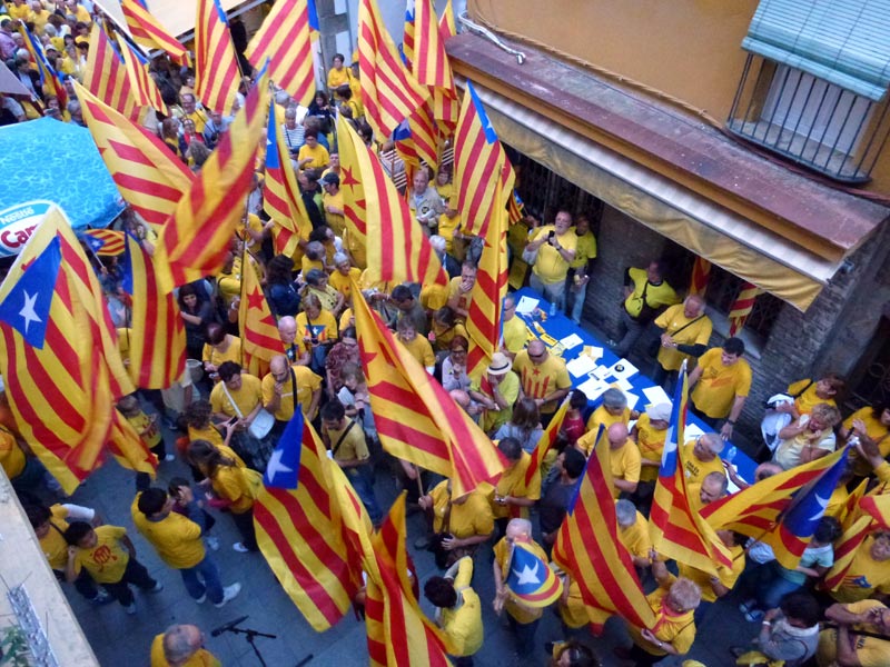 El carrer Major de Palamós, ahir durant la concentració. (Foto: Ràdio Palamós).