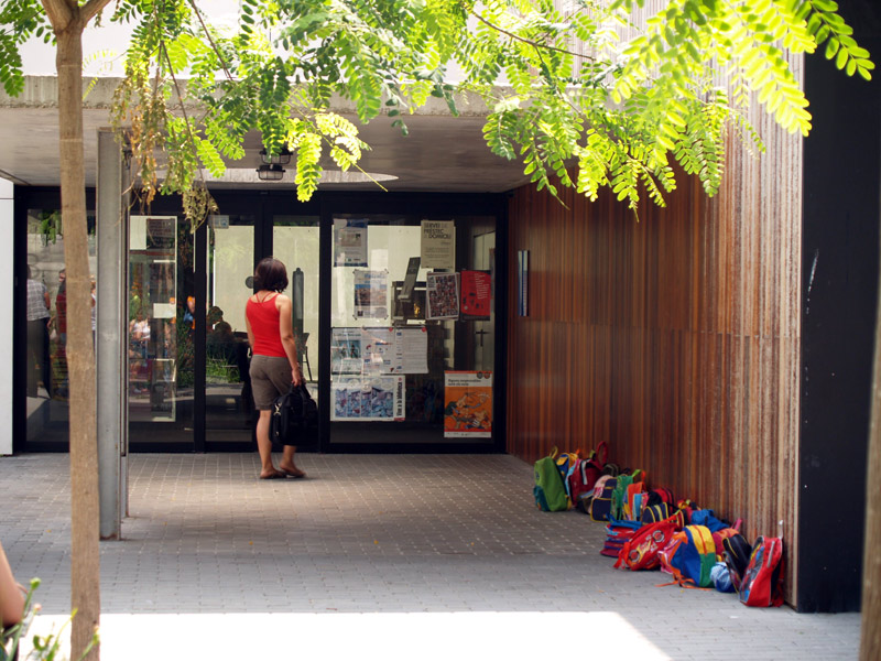 L'Hora del Conte es fa a la biblioteca Lluís Barceló i Bou. (Foto: Ràdio Palamós)