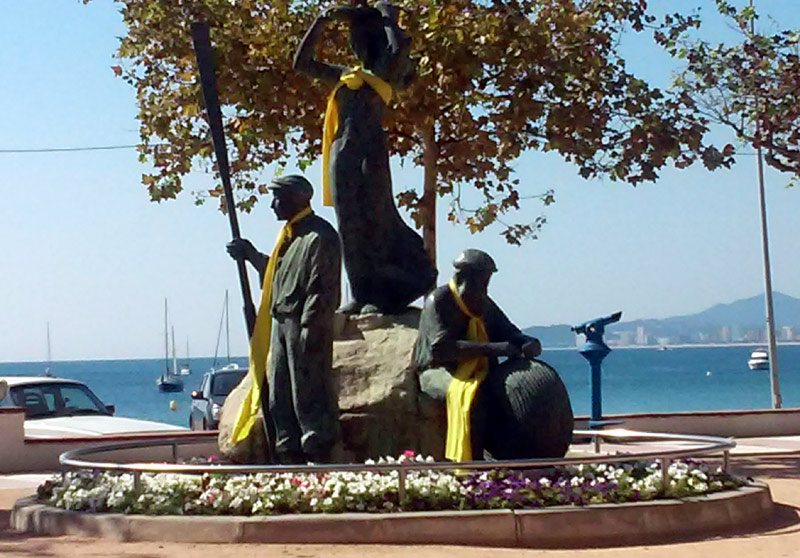 El monument a la gent del mar, aquest matí. (Foto: ANC)