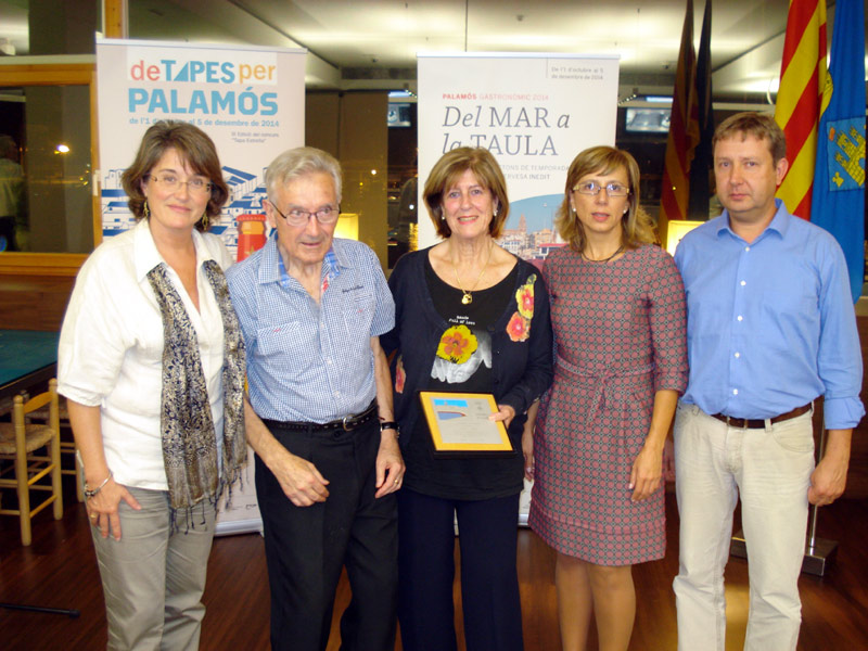 El matrimoni Cuadrat-Sarrinat, al centre, en l'homenatge d'ahir. (Foto: Ajuntament de Palamós)