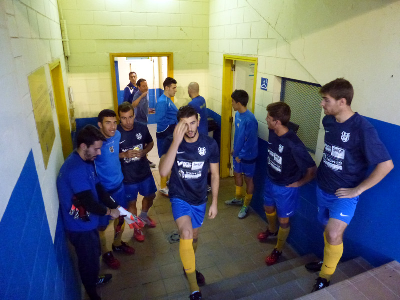 Els jugadors del Palamós al túnel de vestidors, abans del partit contra el Rubí. (Foto: Ràdio Palamós)
