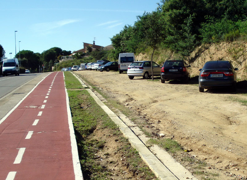 Aparcament del vial del Port paral·lel al carril-bici. (Foto: Premsa Ajuntament de Palamós)