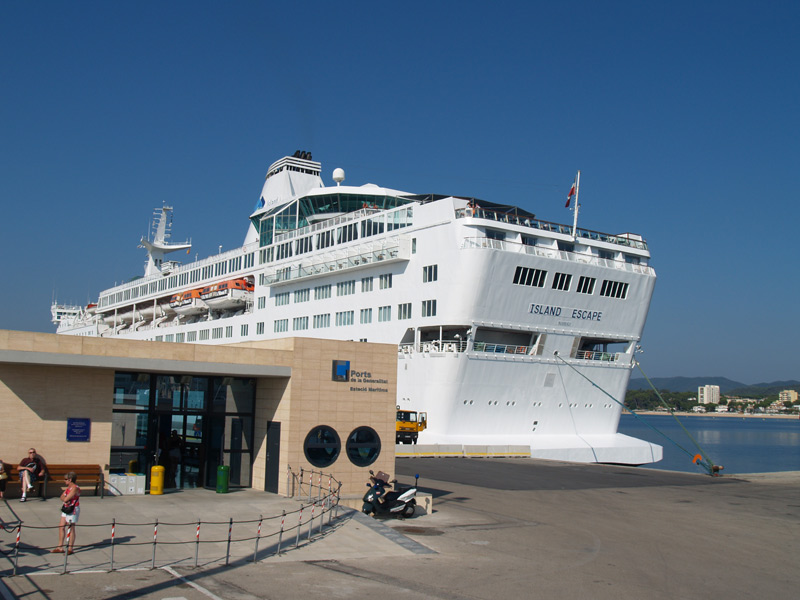 El creuer Island Escape al port de Palamós, en una imatge d'arxiu. (Foto: Ràdio Palamós).