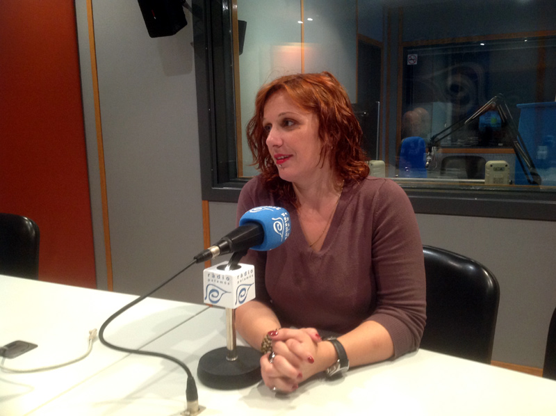 La regidora Vanesa Mànyik, aquest migdia als estudis de Ràdio Palamós. (Foto: Ràdio Palamós).