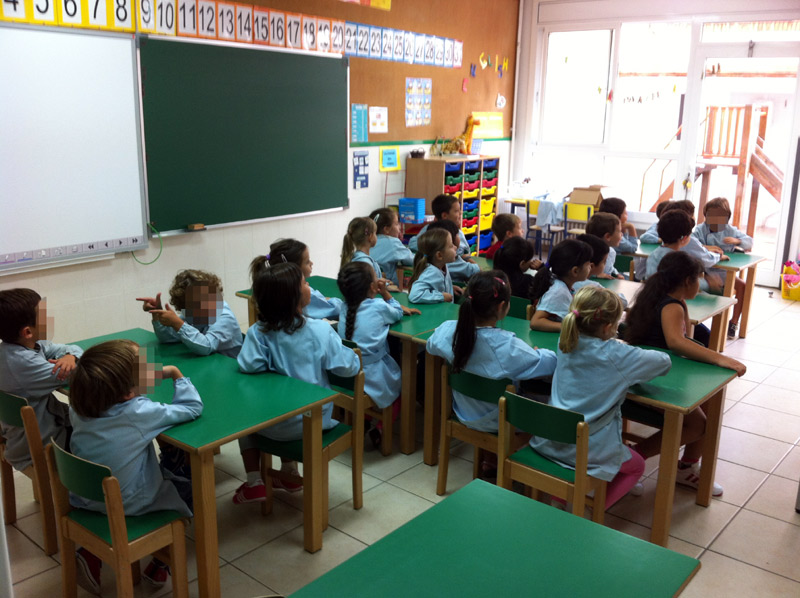 Alumnes en una aula escolar de Palamós. (Foto: Ràdio Palamós).