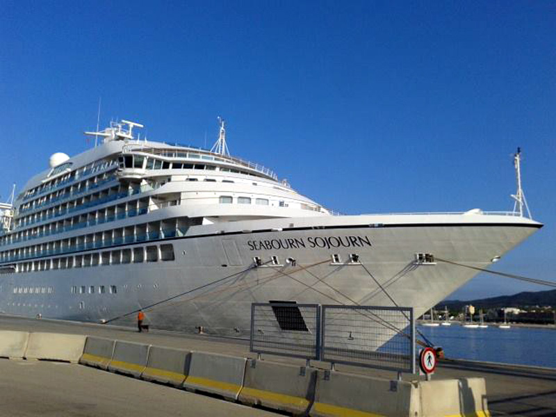 El Seabourn Sojourn tornarà a venir dissabte. (Foto: Turisme Palamós)