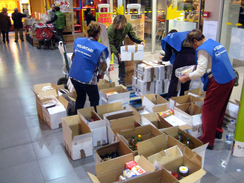 Un grup de voluntaris en el Gran Recapte de 2013. (Foto: Cooperació Ajuntament de Palamós)
