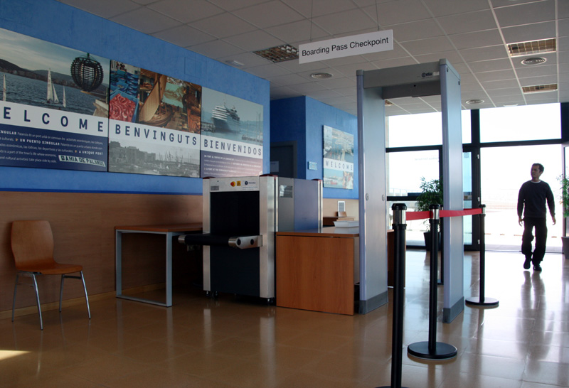 Control de passatgers al port de Palamós. (Foto: Ràdio Palamós).
