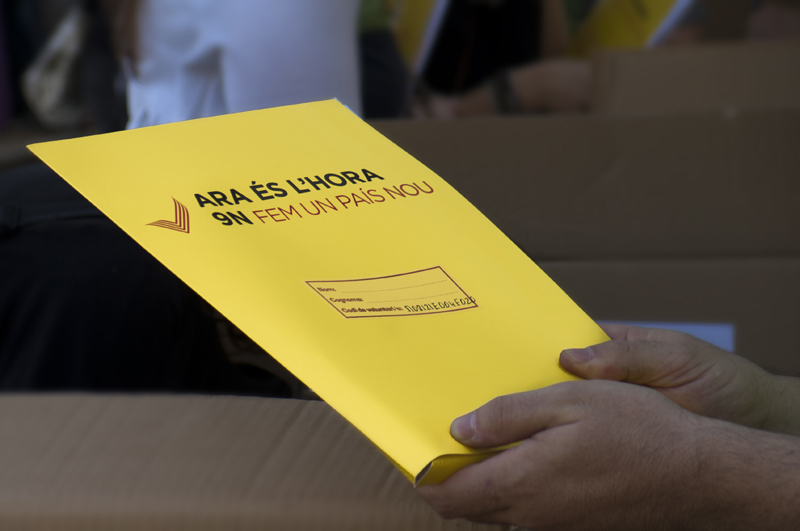 La carpeta amb l'enquesta que es farà aquest dissabte a Palamós. (Foto: ANC).