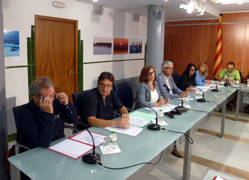El Ple d'ahir a l'Ajuntament de Palamós, amb els dos nous regidors no adscrits en primer terme. (Foto: Ràdio Palamós).